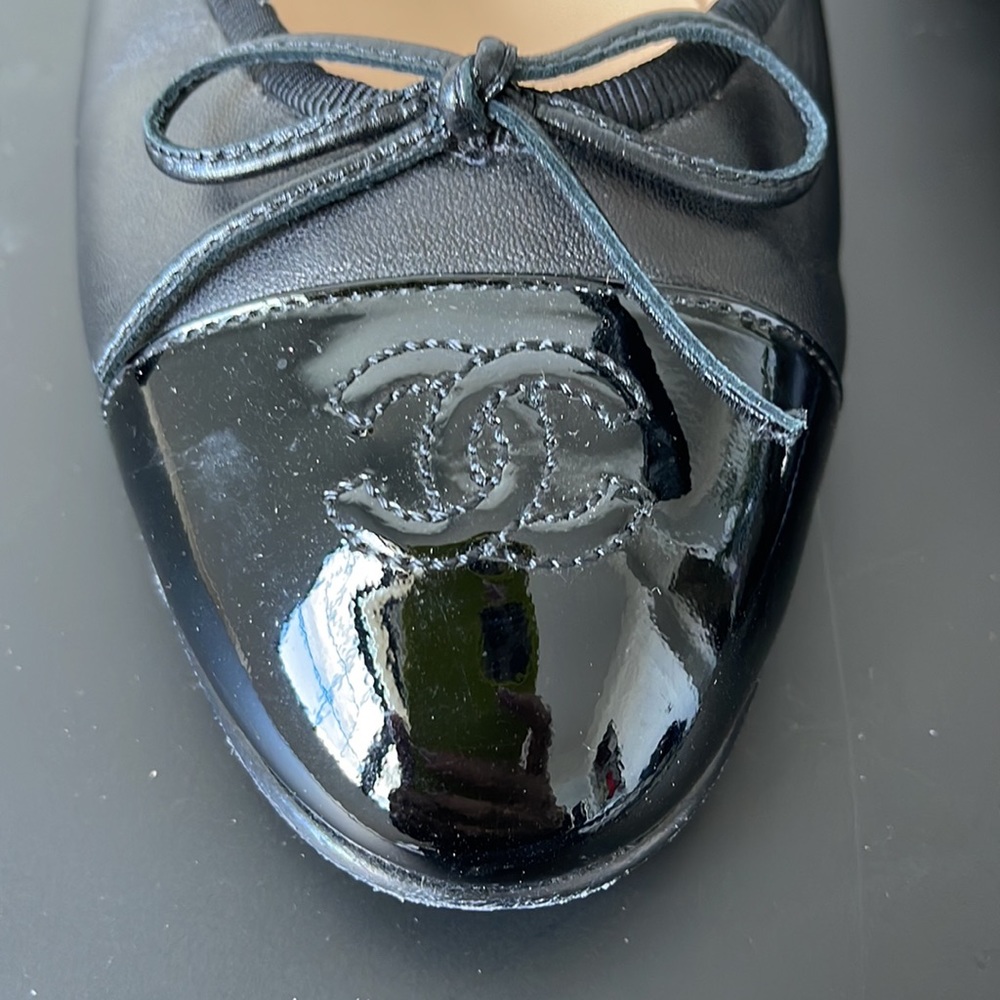 CHANEL Classic Ballet Pumps- Lambskin and Patent Toe - Picture 5 of 13